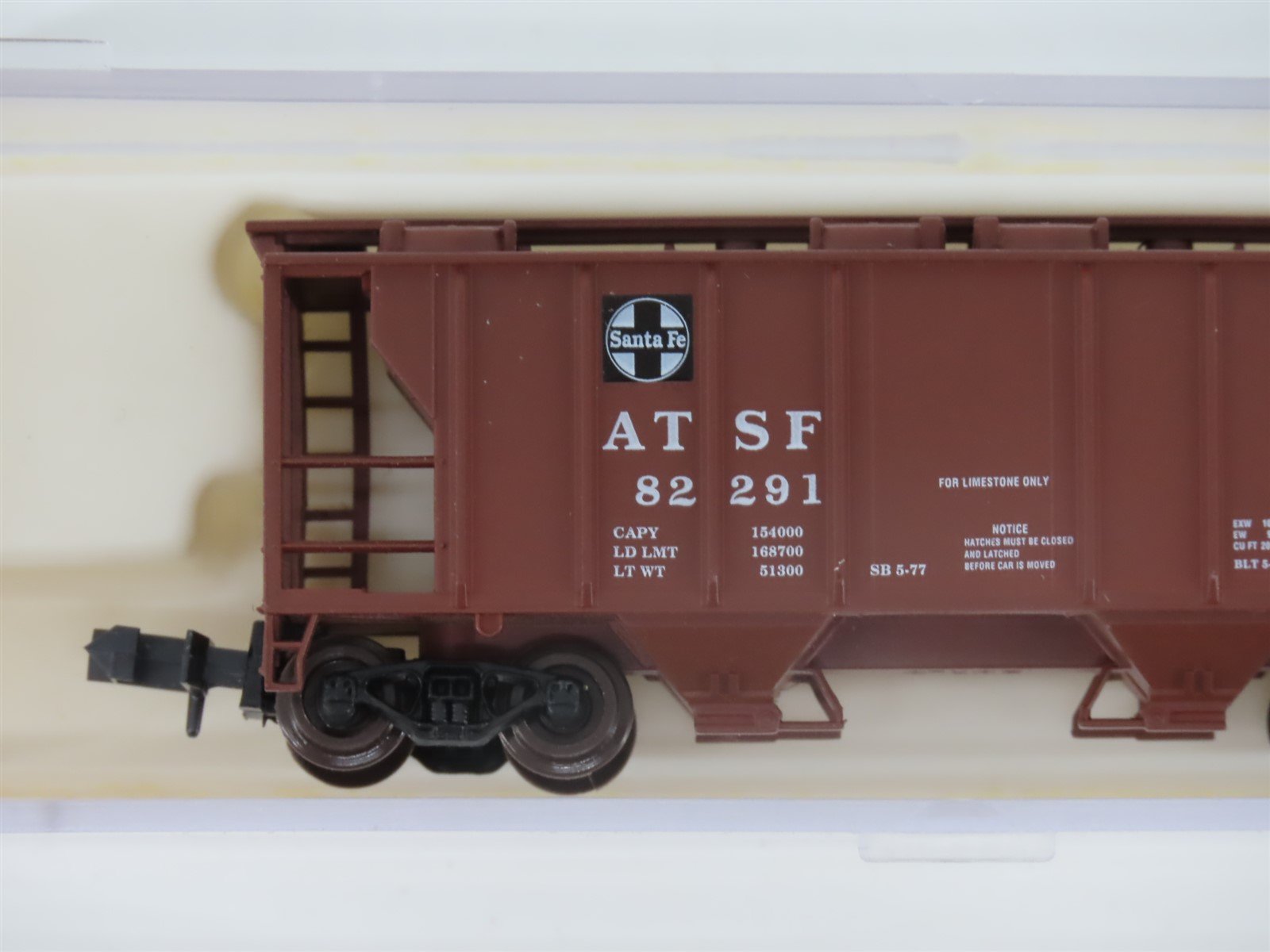 N Scale Atlas 3157 ATSF Santa Fe Railroad 2-Bay Covered Hopper #82291