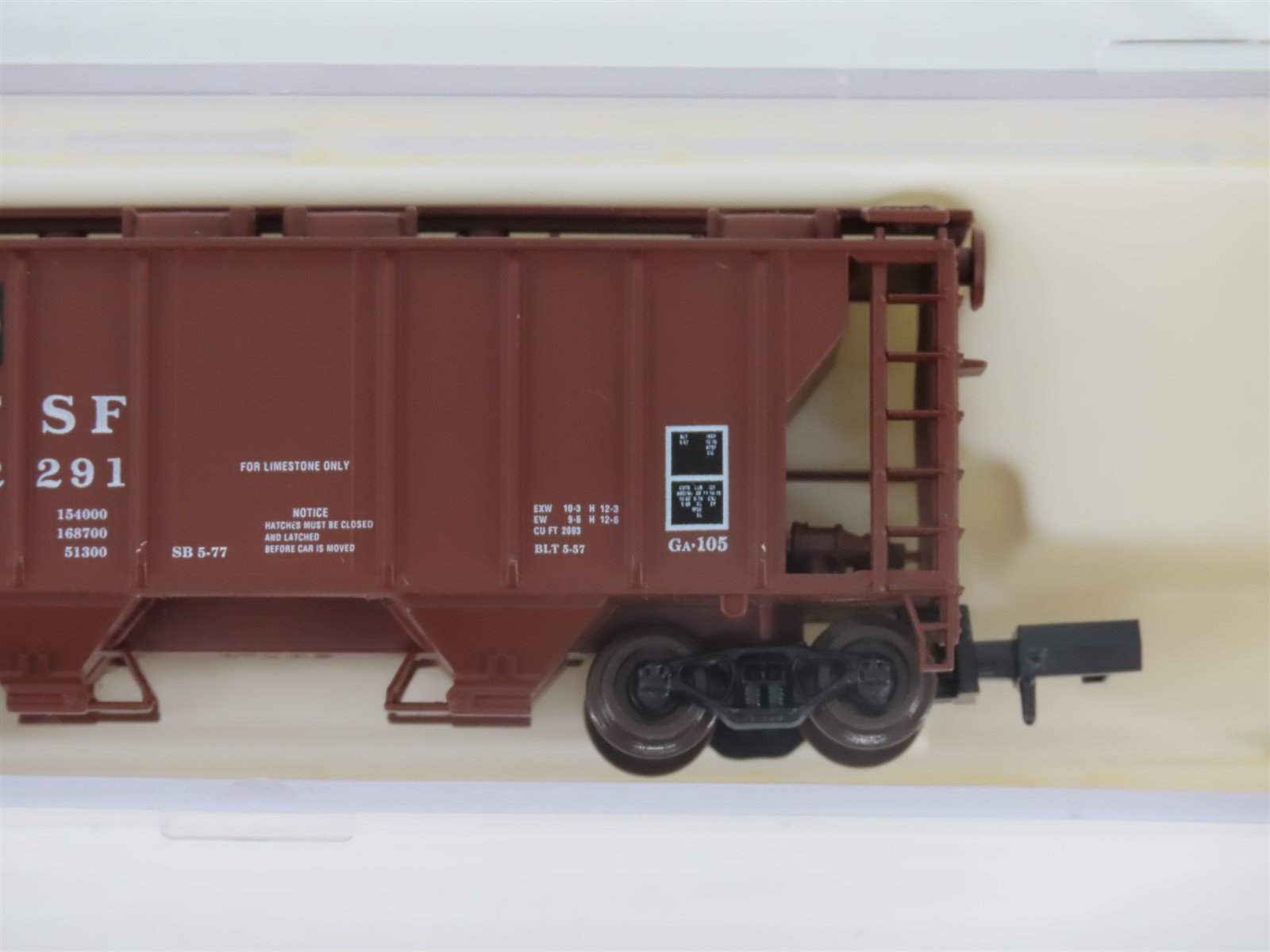 N Scale Atlas 3157 ATSF Santa Fe Railroad 2-Bay Covered Hopper #82291