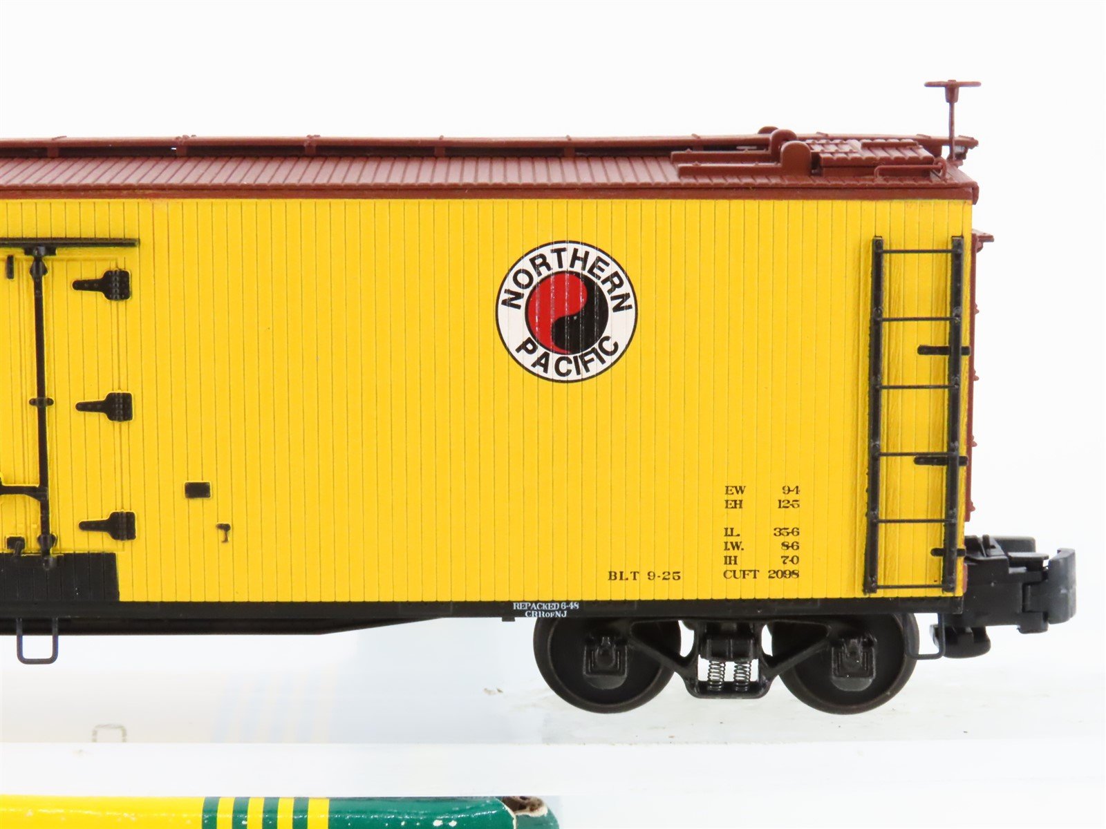 S Scale S-Helper Service Showcase Line 00686 NP Northern Pacific Reefer #900423