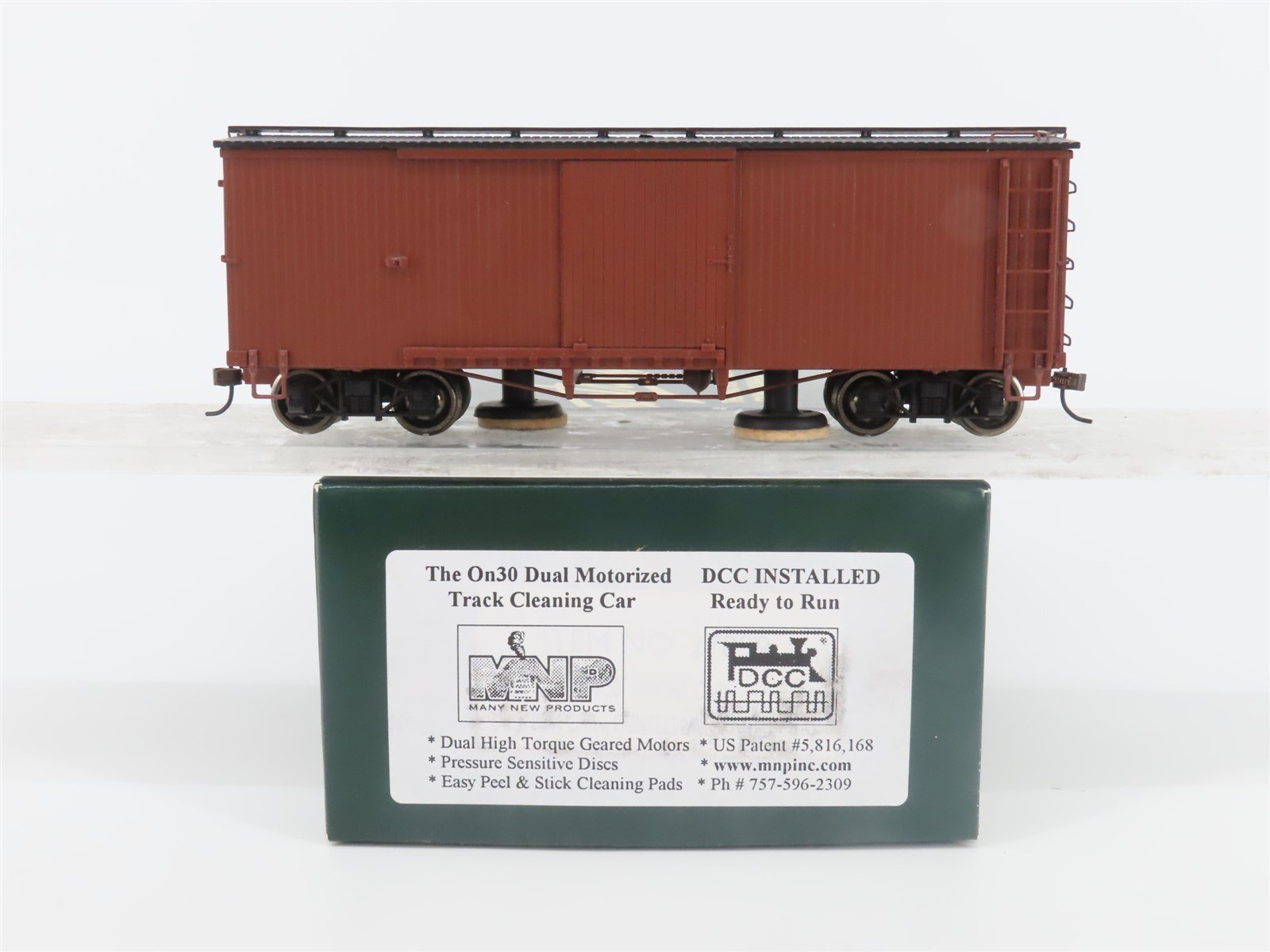On30 Bachmann Spectrum MNP Unlettered Track Cleaning Box Car w/ DCC