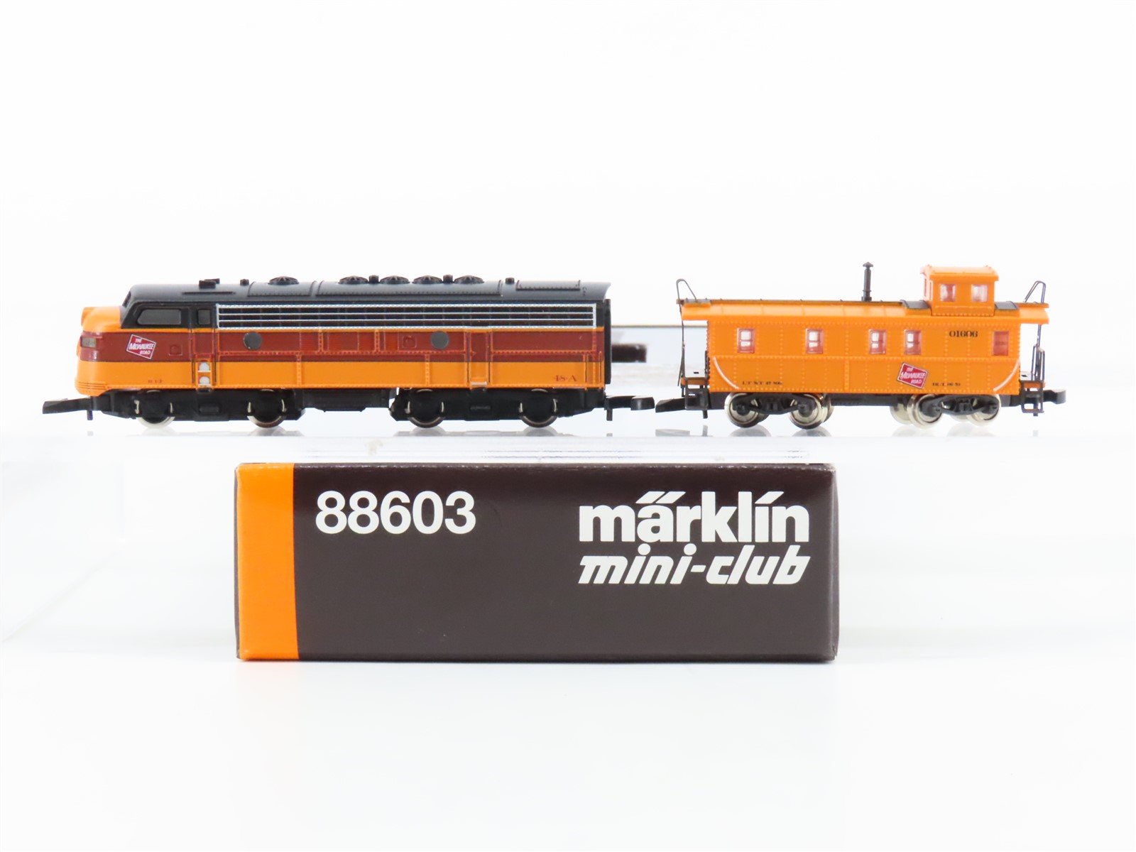 Z Scale Marklin Mini-Club 88603 MILW Milwaukee Road EMD F7A Diesel & Caboose Set