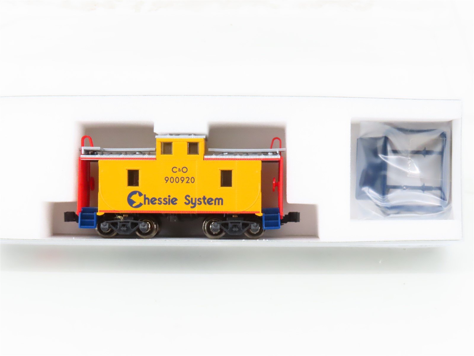 N Scale KATO 186-0303 C&O Chessie System Center Cupola Steel Caboose #900920