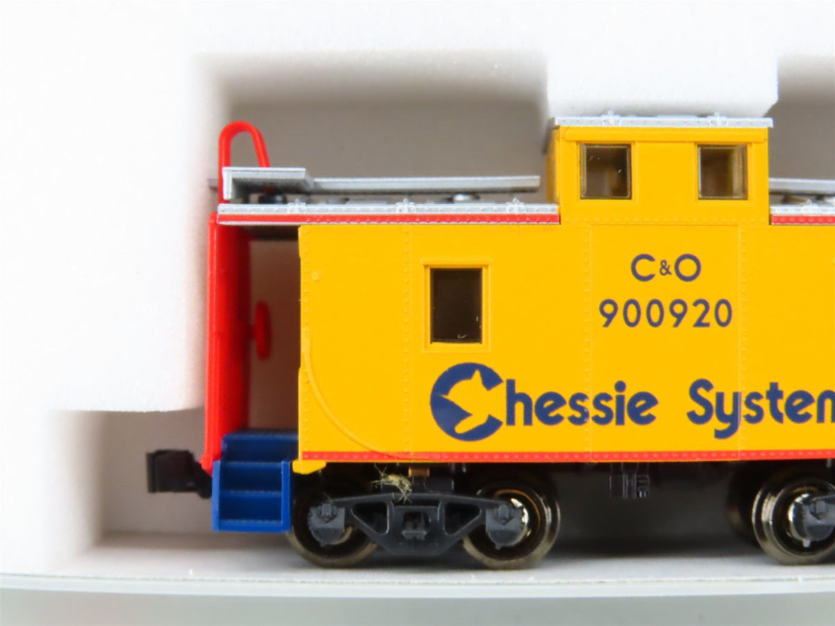 N Scale KATO 186-0303 C&amp;O Chessie System Center Cupola Steel Caboose #900920