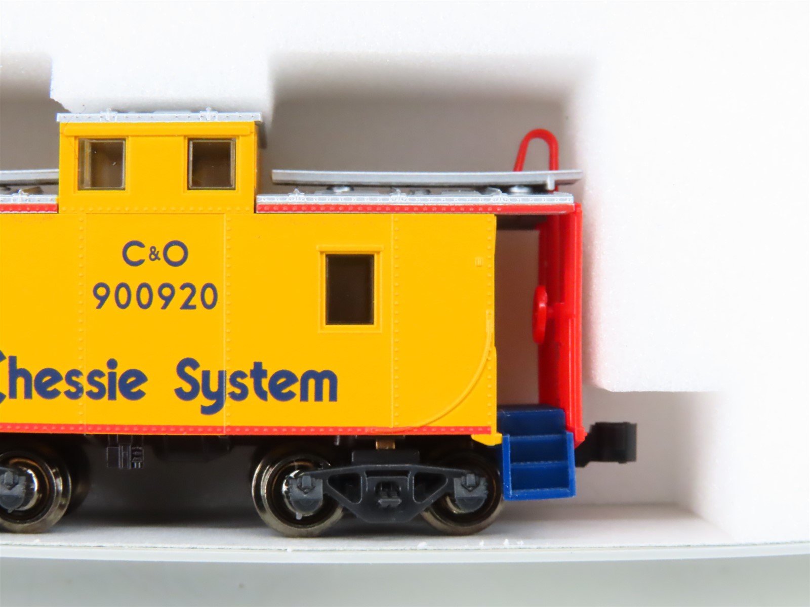 N Scale KATO 186-0303 C&O Chessie System Center Cupola Steel Caboose #900920