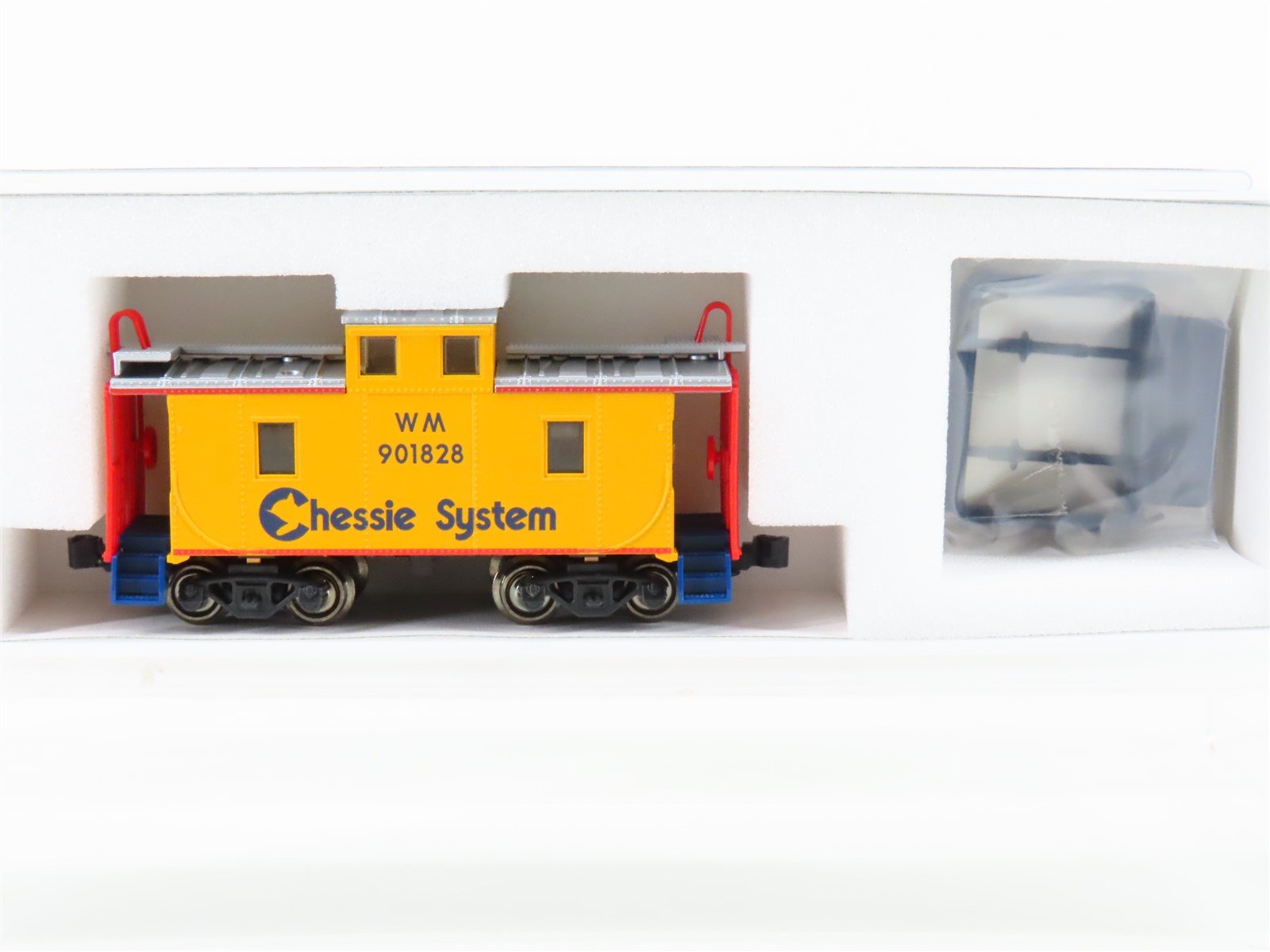 N Scale KATO 186-0304 WM Chessie System Center Cupola Steel Caboose #901828