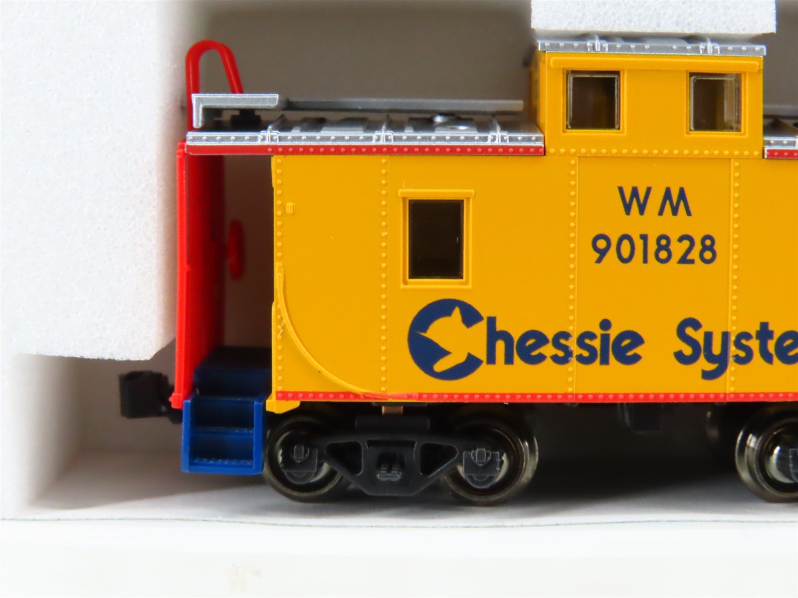 N Scale KATO 186-0304 WM Chessie System Center Cupola Steel Caboose #901828