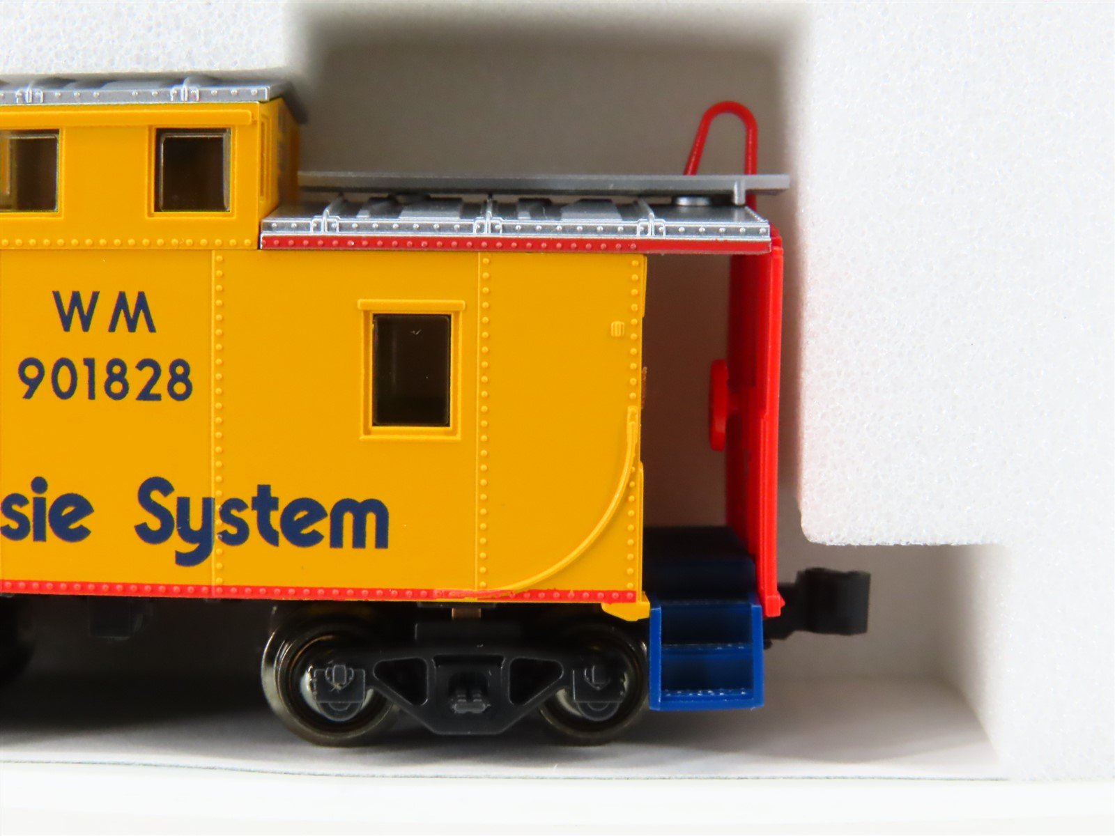 N Scale KATO 186-0304 WM Chessie System Center Cupola Steel Caboose #901828