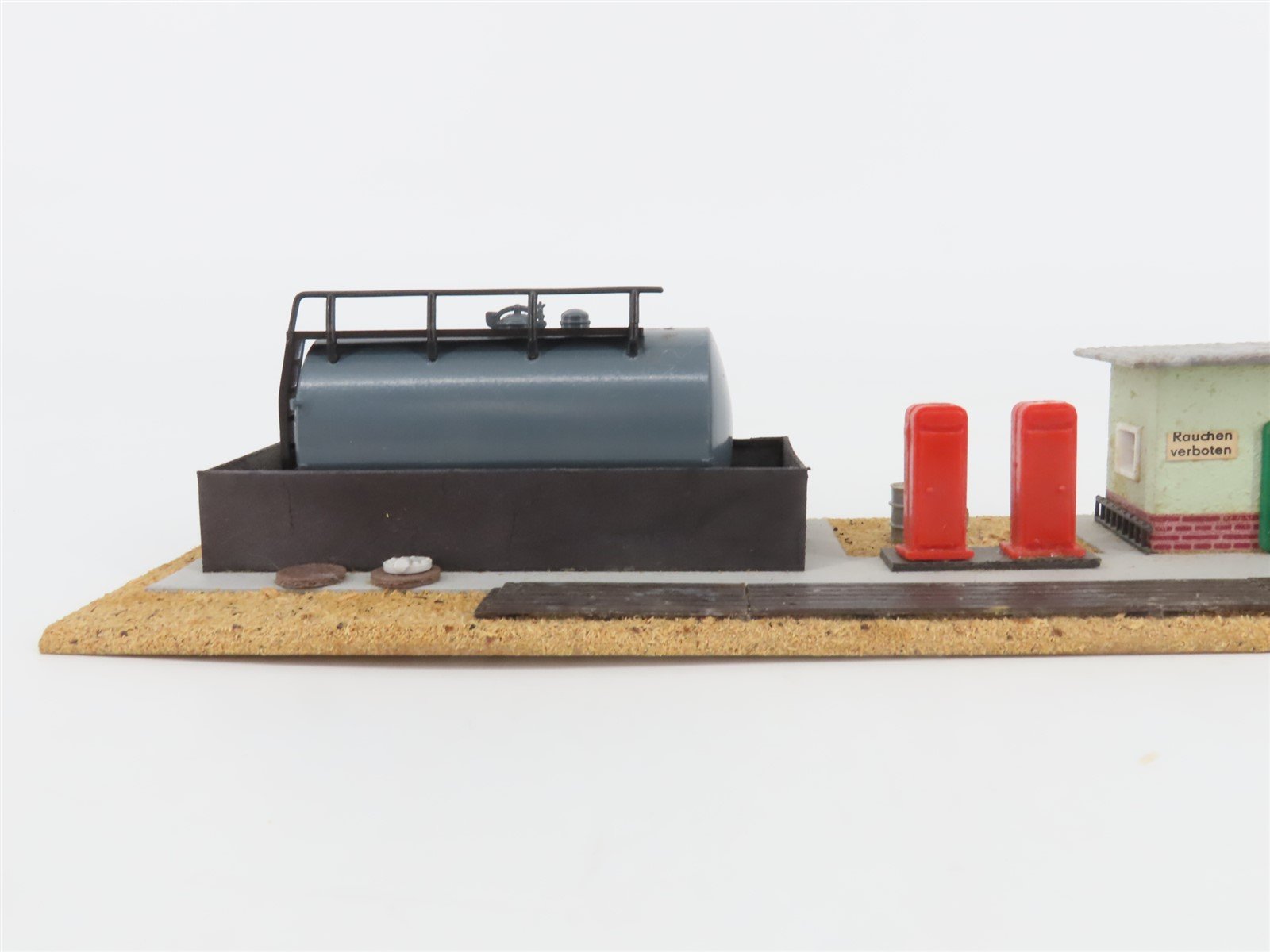 HO 1/87 Scale Temos 513/509 Fueling Station Scene