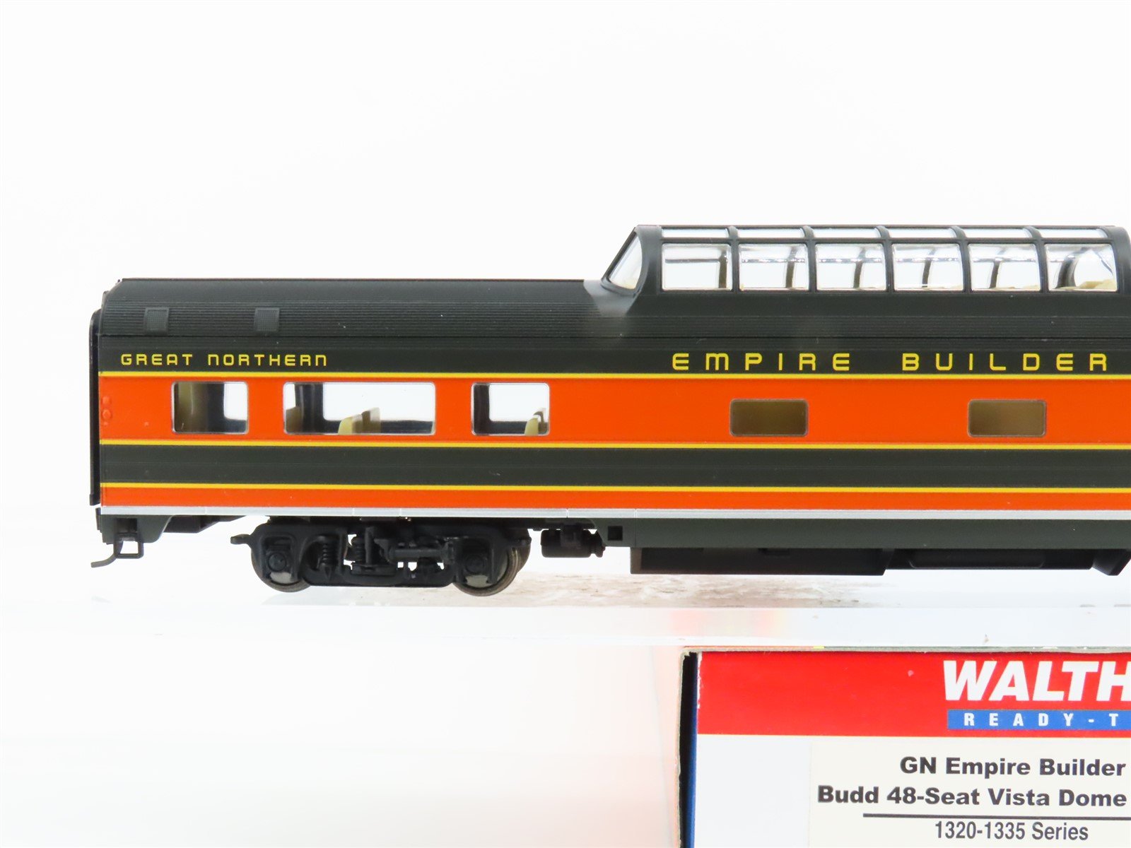 HO Walthers 932-9039 GN Empire Builder Budd 48-Seat Vista Dome Coach Passenger