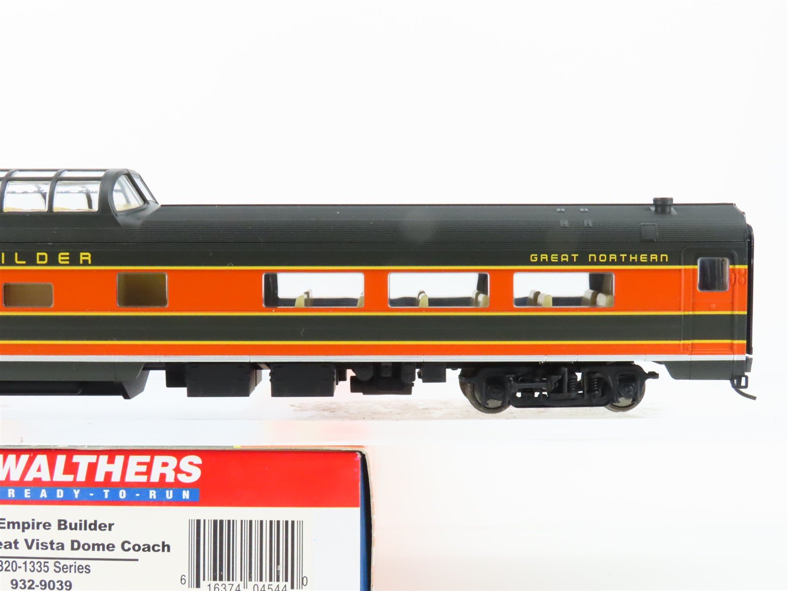 HO Walthers 932-9039 GN Empire Builder Budd 48-Seat Vista Dome Coach Passenger