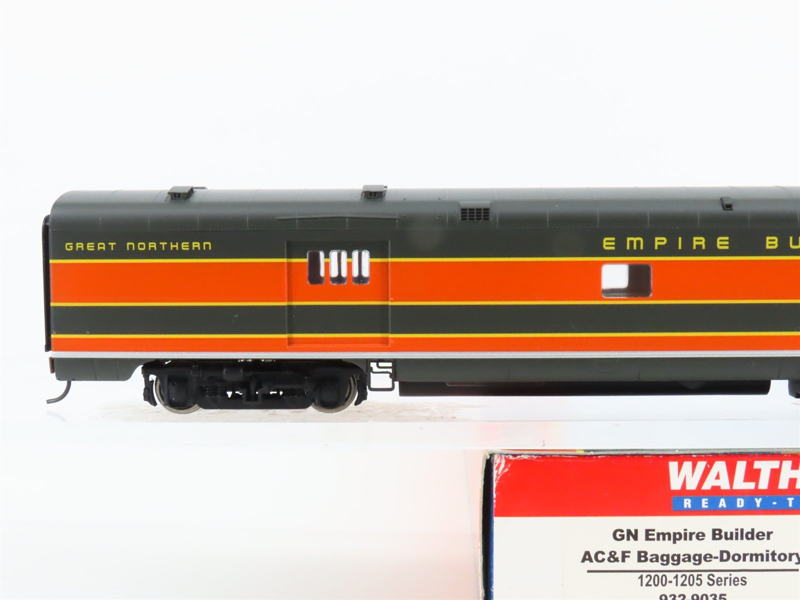 HO Scale Walthers 932-9035 GN Empire Builder AC&F Baggage-Dormitory Passenger