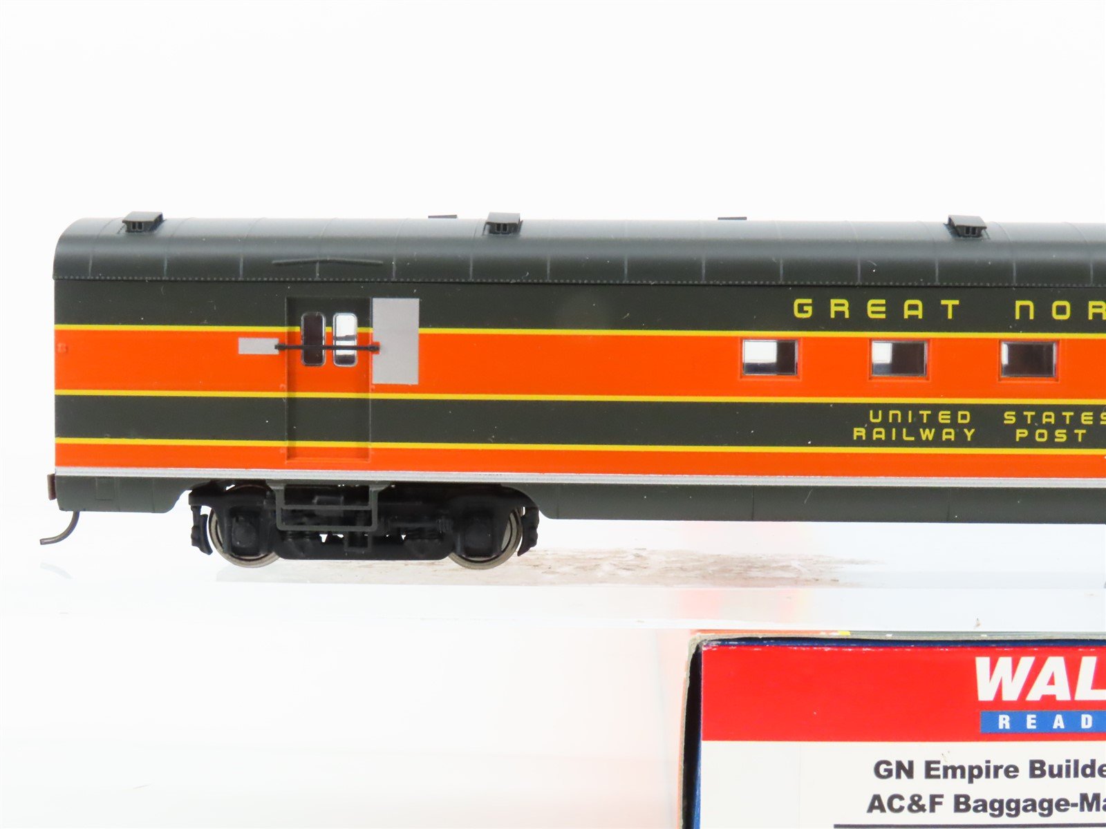 HO Scale Walthers 932-9032 GN Empire Builder AC&F Baggage-Mail Passenger Car