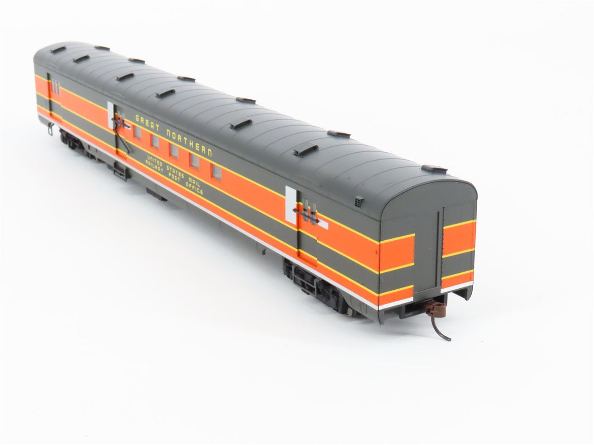 HO Scale Walthers 932-9032 GN Empire Builder AC&amp;F Baggage-Mail Passenger Car