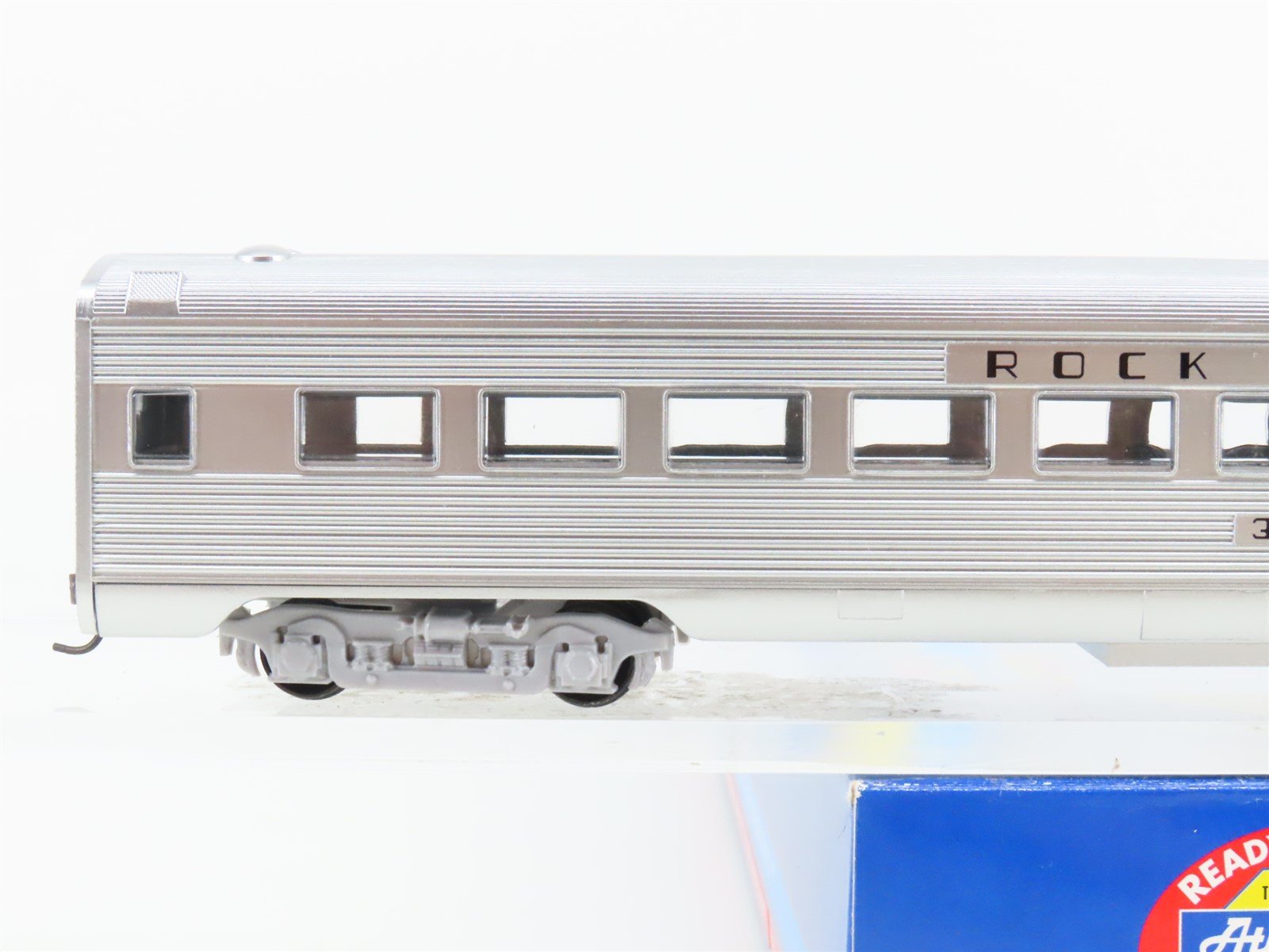 HO Scale Athearn 7924 RI Rock Island Streamline Coach Passenger Car #301