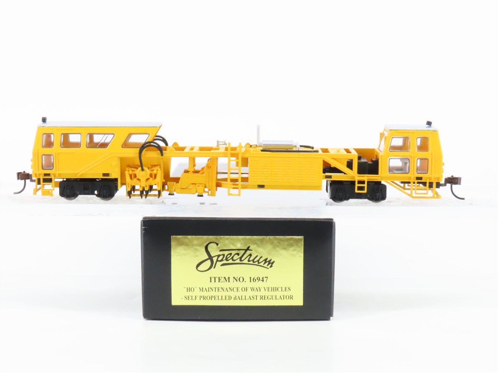 HO Spectrum 16947 Maintenance of Way Self Propelled Ballast Regulator - Powered