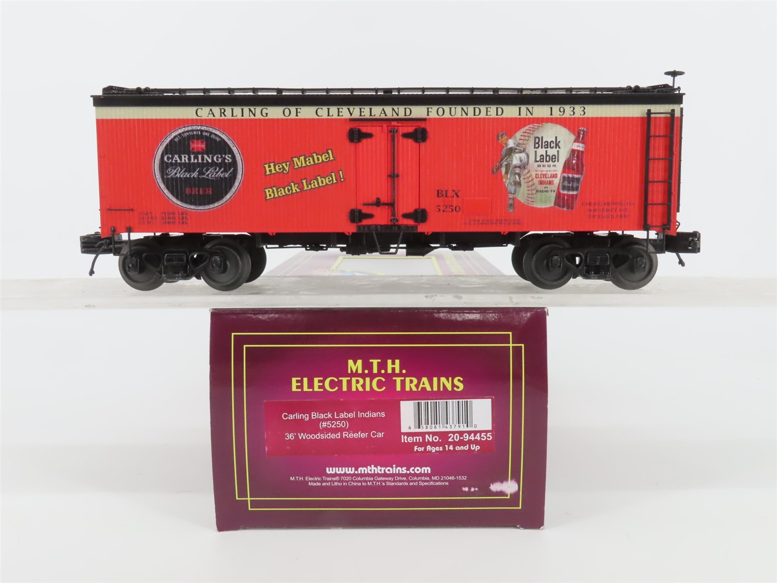 O Gauge 3-Rail MTH 20-94455 BLX Carling Black Label Indians 36' Reefer #5250
