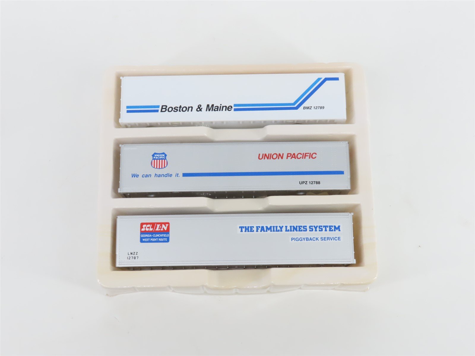 O 1/48 Scale Lionel 6-12784 BMZ, UPZ, LNZZ Intermodal Containers (3-Pack)