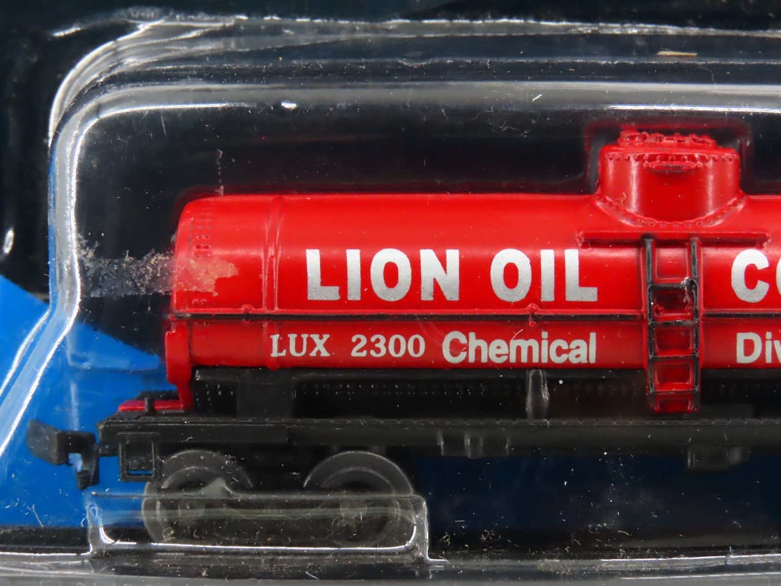 Kid Connection On Track 15131-1601 LUX Lion Oil Co Tank Car #2300 - STATIC MODEL