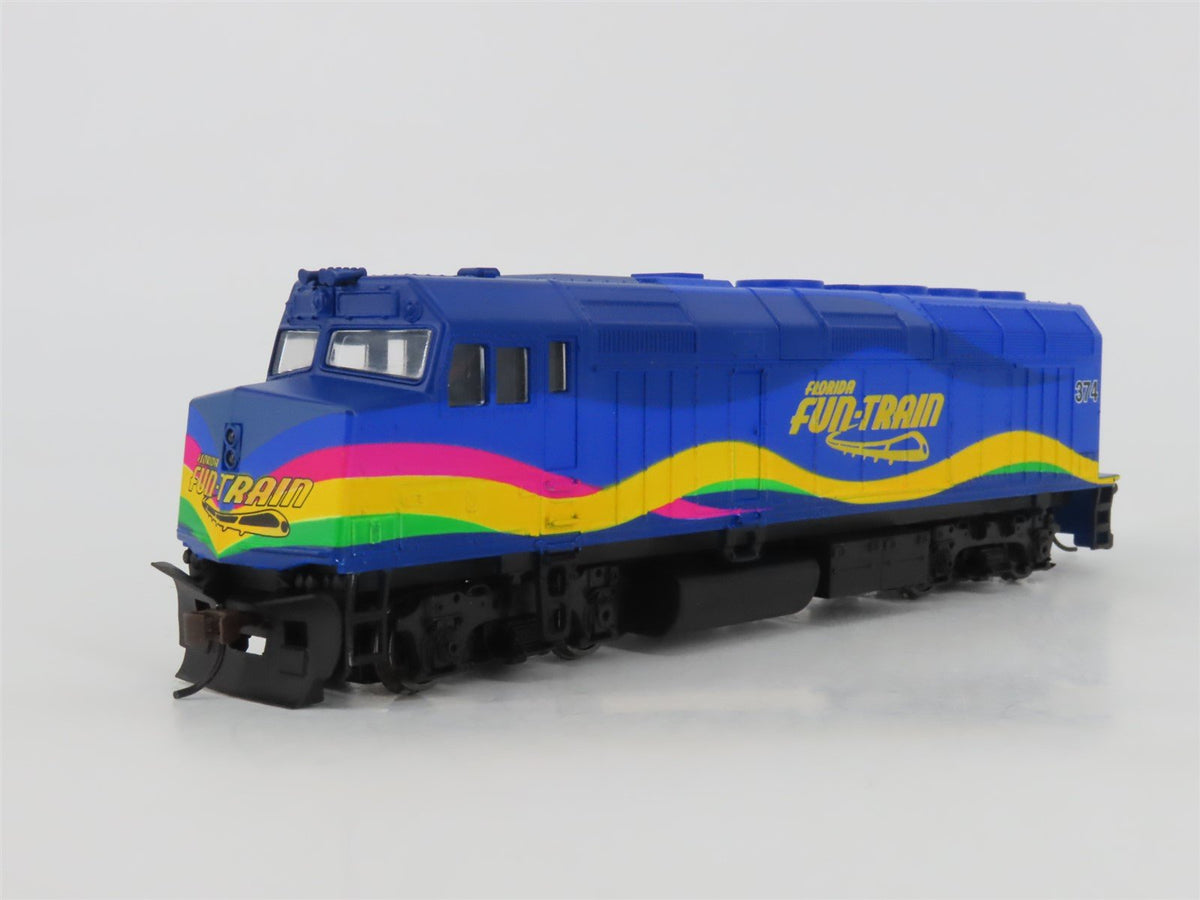 HO Scale Walthers Trainline 931-317 Florida Fun-Train EMD F40PH Diesel #374