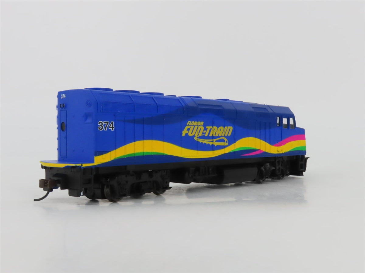 HO Scale Walthers Trainline 931-317 Florida Fun-Train EMD F40PH Diesel #374