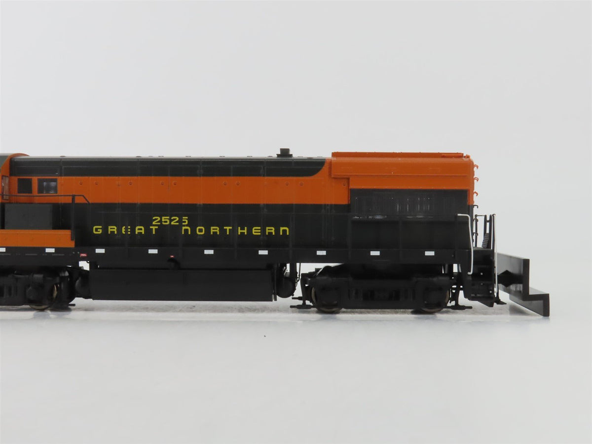 HO Scale Proto 2000 31081 GN Great Northern GE U28B Diesel #2525 - DCC Ready