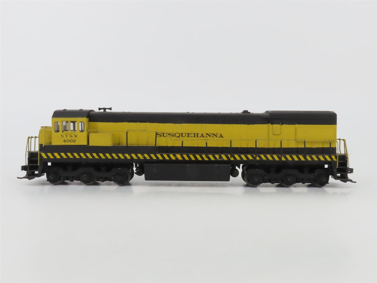 HO Scale Athearn NYSW Susquehanna GE U30C Diesel Locomotive #4002 - Custom
