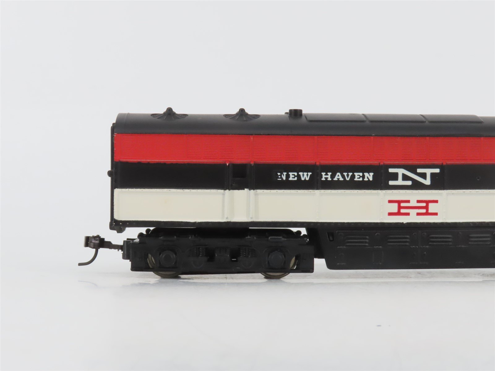 HO Scale AHM 7026D NH New Haven FM C-Liner B-Unit Diesel No# - Unpowered