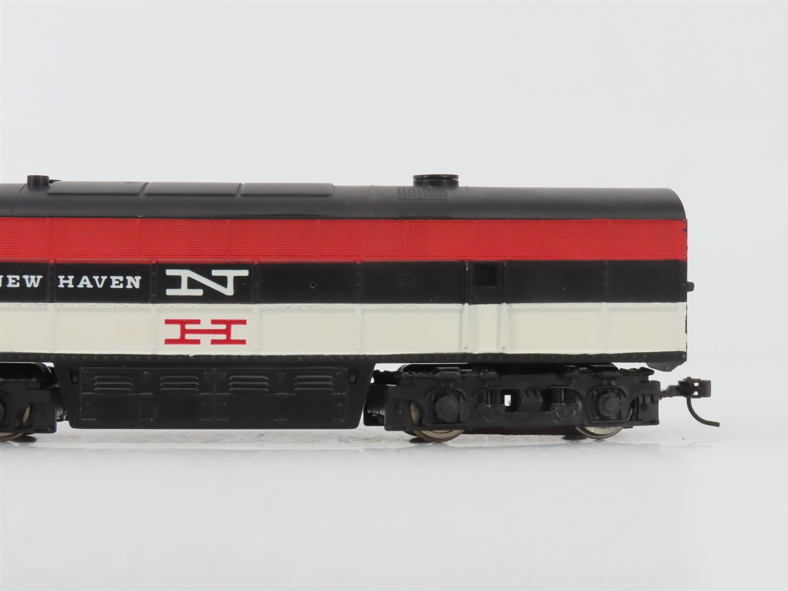 HO Scale AHM 7026D NH New Haven FM C-Liner B-Unit Diesel No# - Unpowered