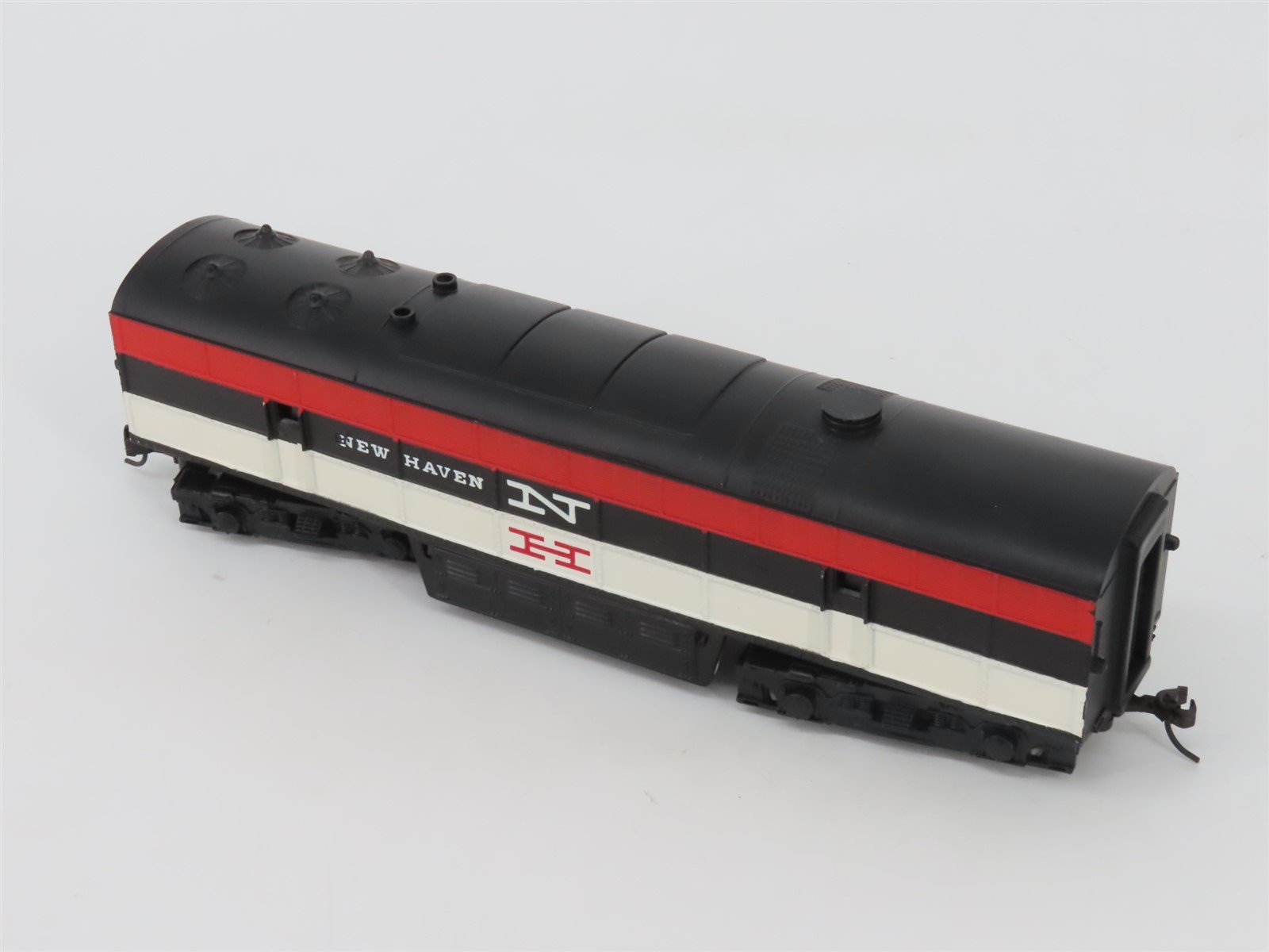 HO Scale AHM 7026D NH New Haven FM C-Liner B-Unit Diesel No# - Unpowered
