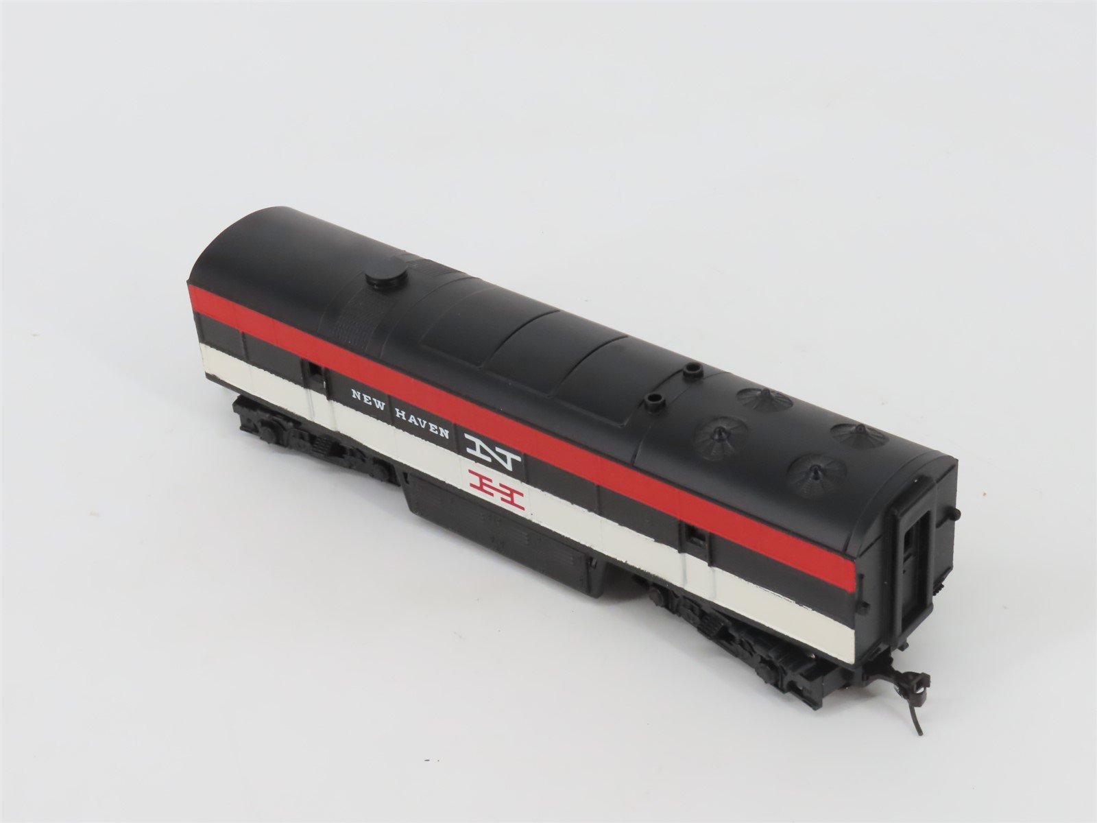 HO Scale AHM 7026D NH New Haven FM C-Liner B-Unit Diesel No# - Unpowered