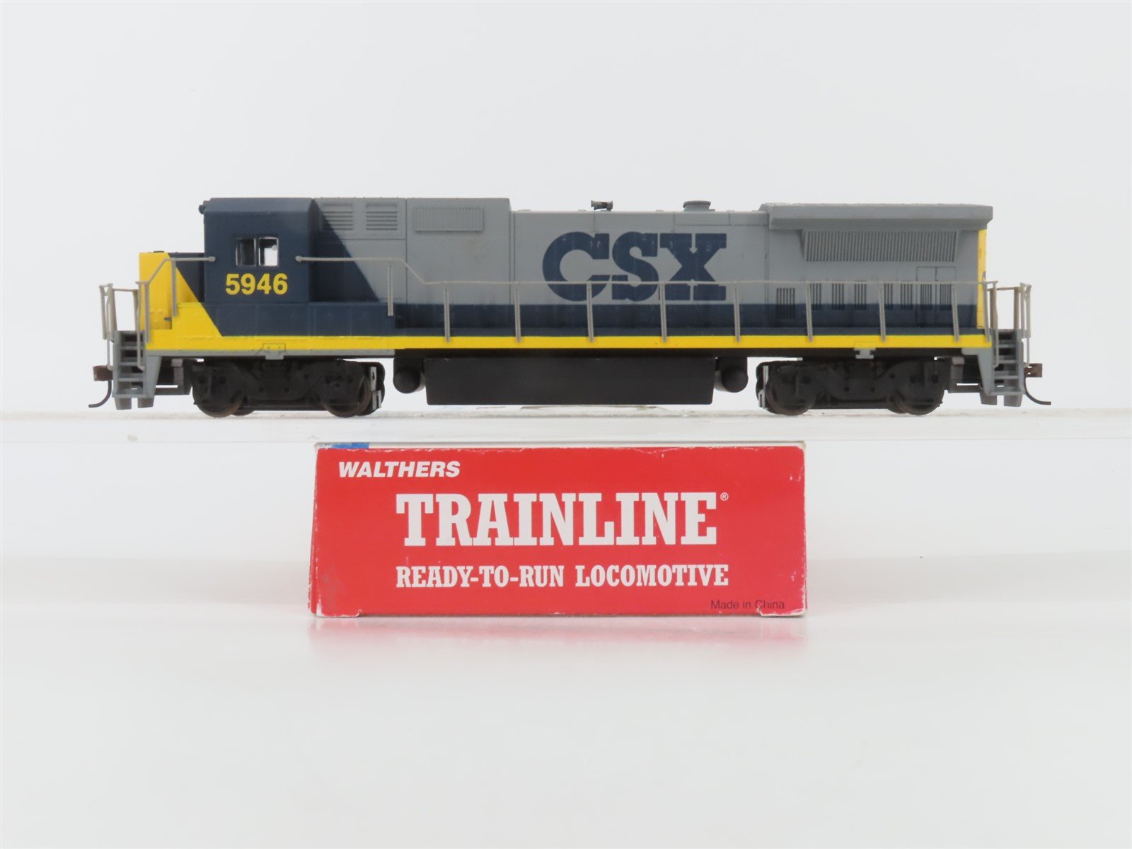 HO Scale Walthers Trainline CSX Transportation GE Dash 8-40B Diesel #5946