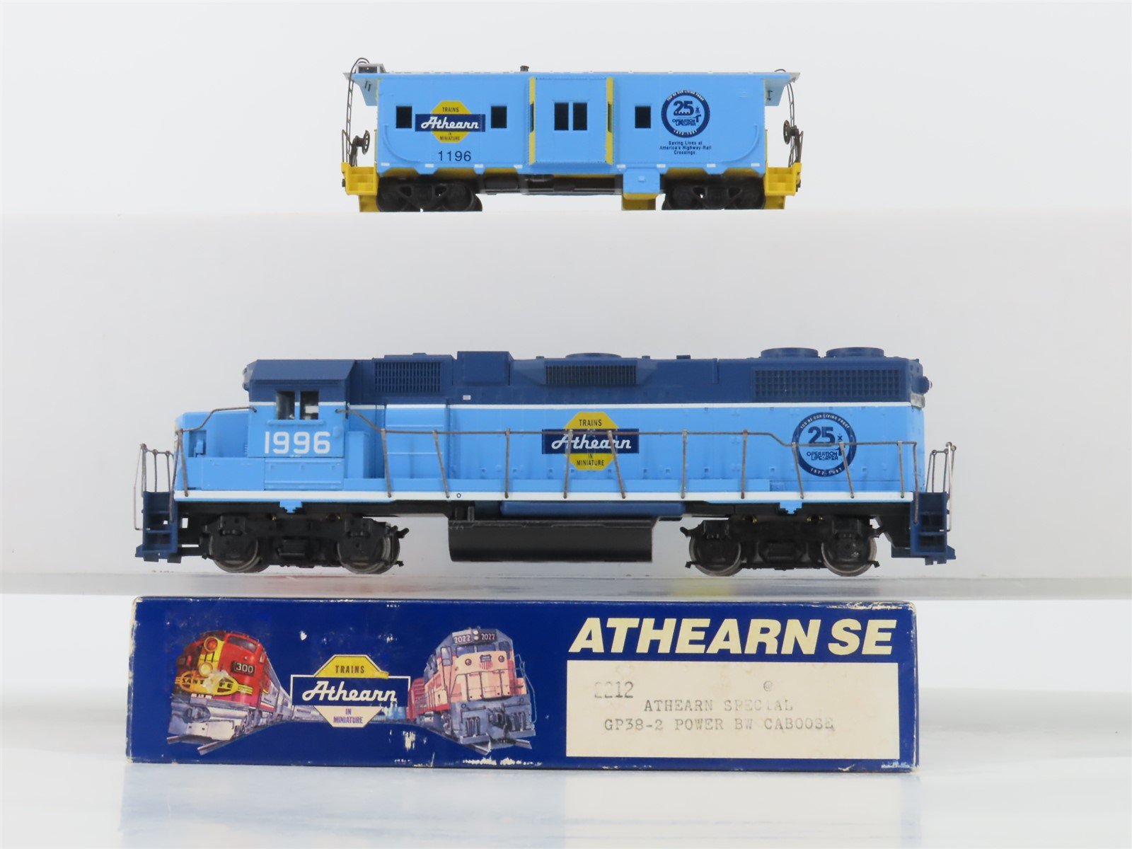 HO Scale Athearn SE 2212 "Athearn Special" GP38-2 Diesel & Bay Window Caboose