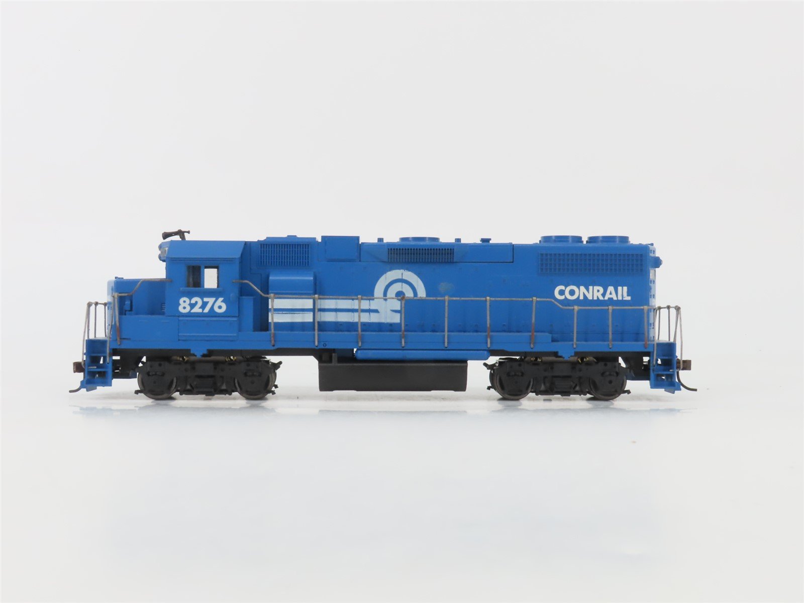 HO Scale Athearn CR Conrail EMD GP38 Diesel Locomotive #8276 - Unpowered