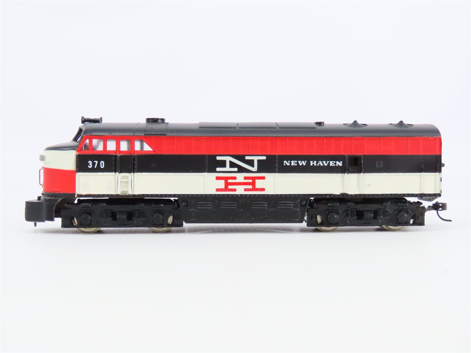 HO Scale AHM NH New Haven C-Liner Diesel Locomotive #370