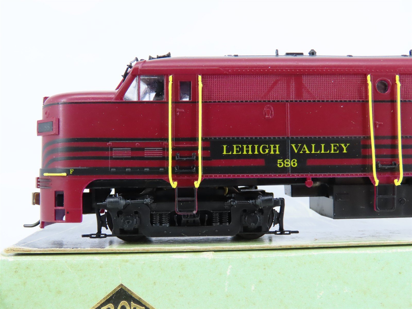 HO Scale Proto 2000 8366 LV Lehigh Valley FA2 Diesel Locomotive #586