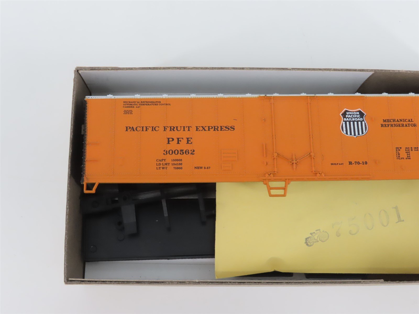 HO Athearn Bev-Bel Kit 2364 UP SP PFE Pacific Fruit Express Mech. Reefer 300562