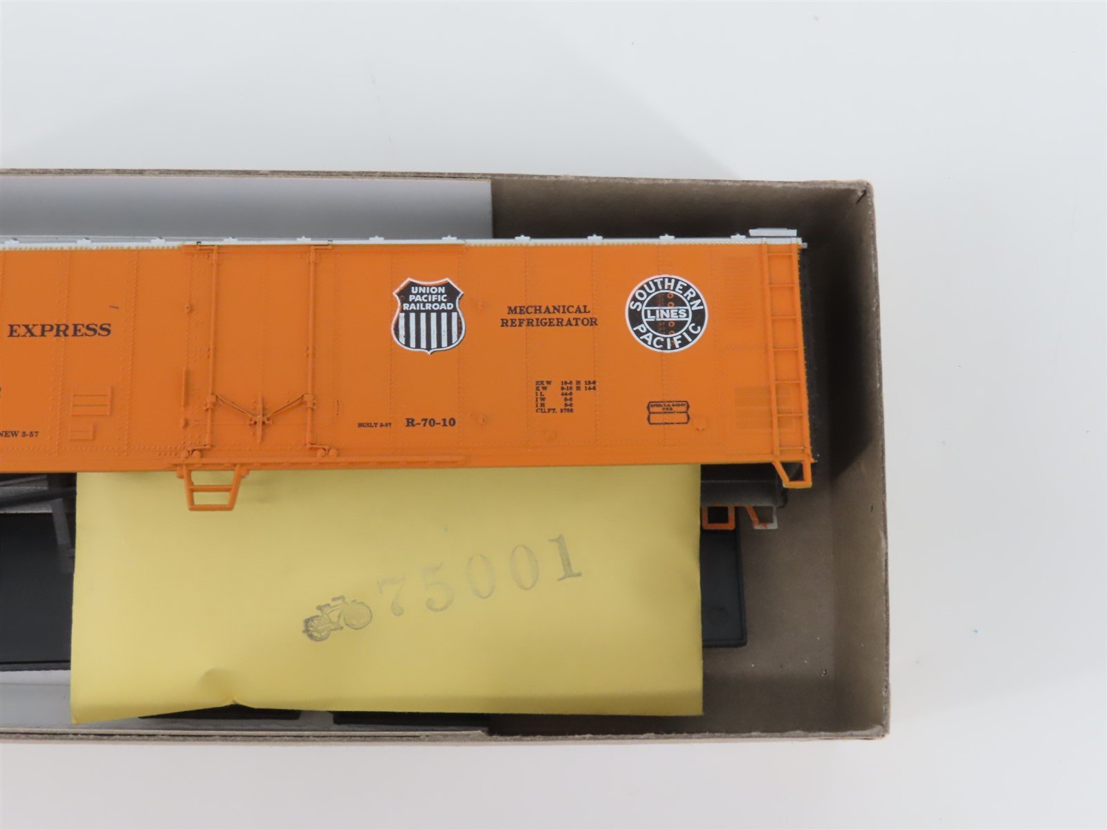 HO Athearn Bev-Bel Kit 2364 UP SP PFE Pacific Fruit Express Mech. Reefer 300562