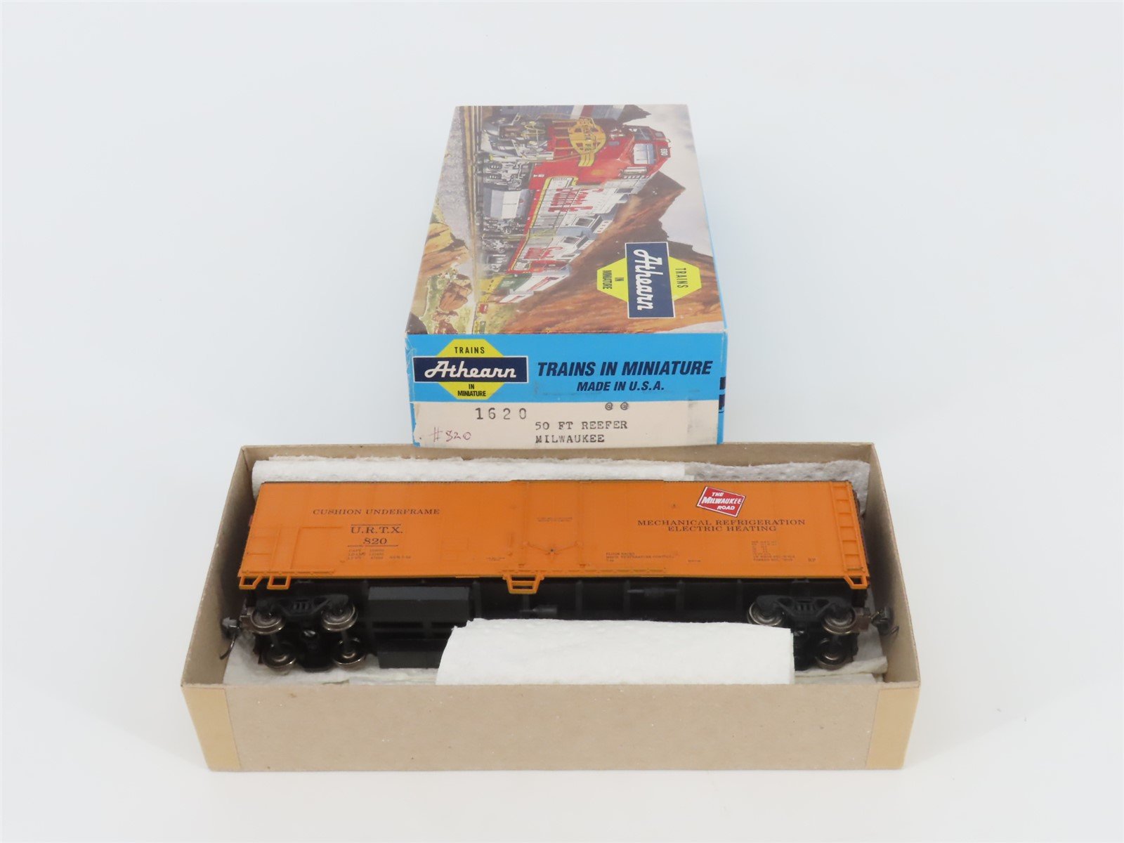 HO Scale Athearn 1620 URTX Milwaukee Road 50' Mechanical Reefer #820