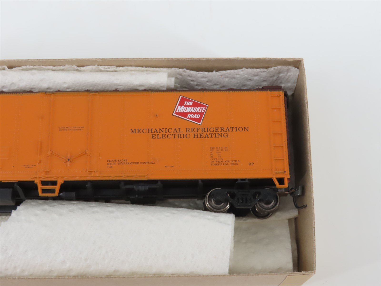 HO Scale Athearn 1620 URTX Milwaukee Road 50' Mechanical Reefer #820