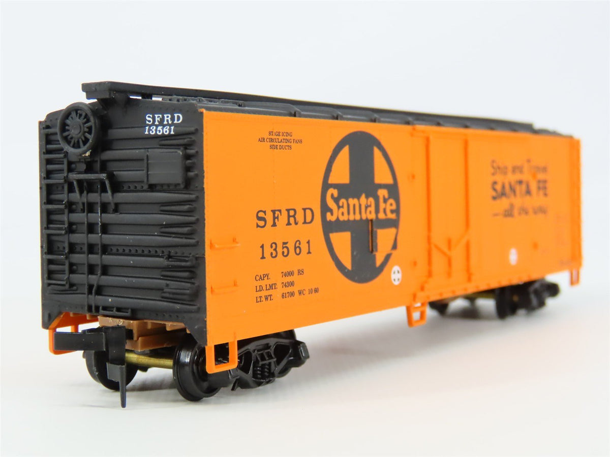 HO Scale Walthers Trainline 931-635 SFRD Santa Fe 40&#39; Plug Door Reefer #13561