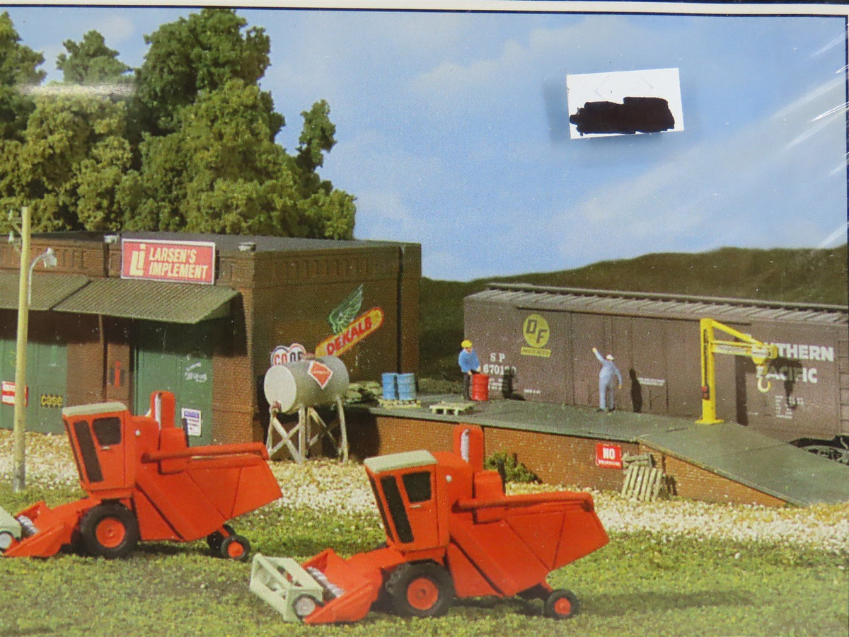 N 1/160 Scale DPM Gold Kit 661 Olsen Feeds &amp; Larsen&#39;s Implement - Sealed