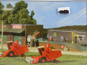 N 1/160 Scale DPM Gold Kit 661 Olsen Feeds & Larsen's Implement - Sealed