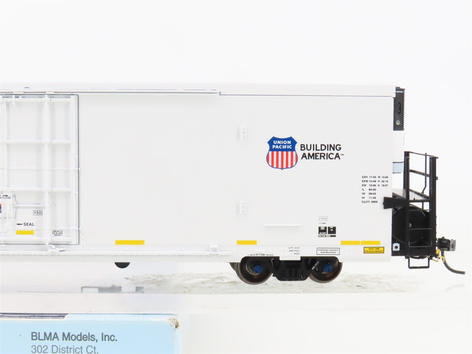 HO Scale BLMA Models 52013 ARMN UP Union Pacific Railroad 64' Reefer #111272