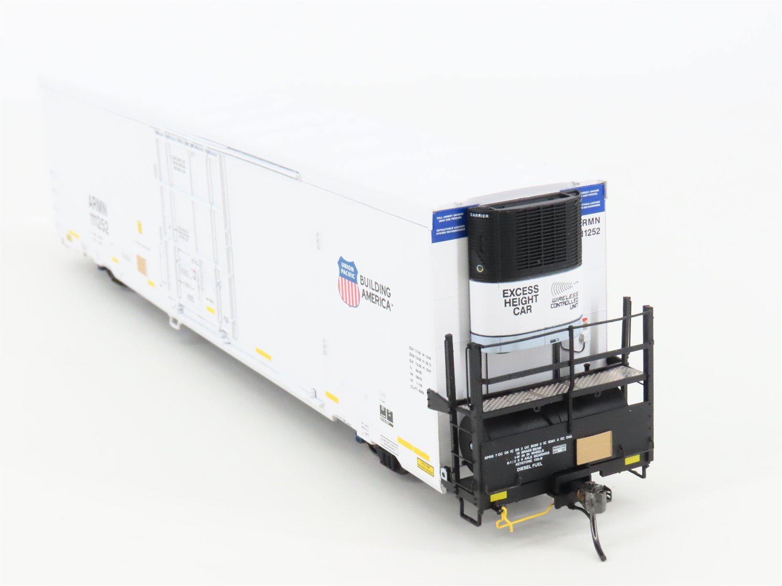 HO Scale BLMA Models 52011 ARMN UP Union Pacific Railroad 64' Reefer #111252