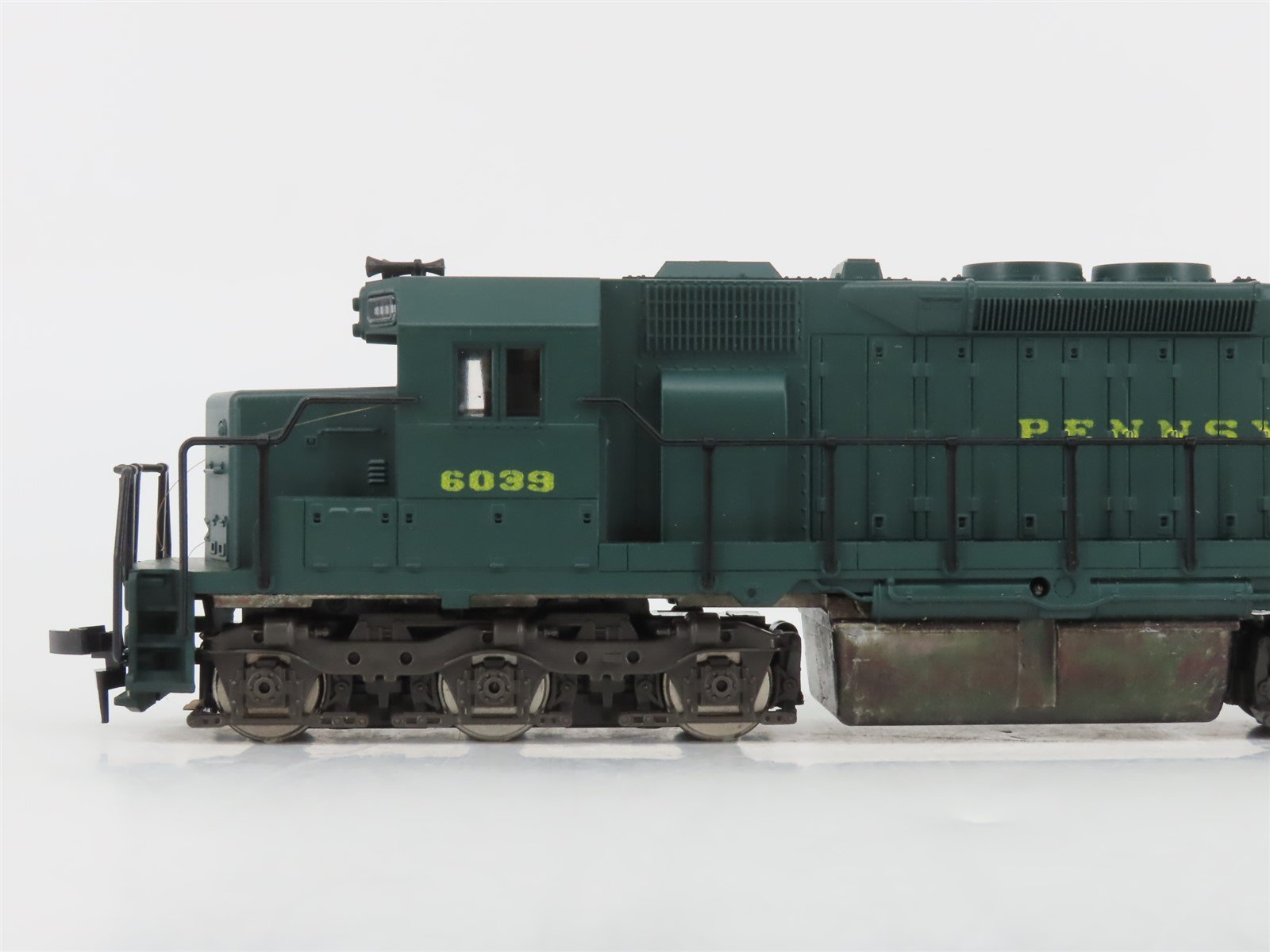 HO Scale Atlas 7012 PRR Pennsylvania EMD SD35 Diesel Locomotive #6039