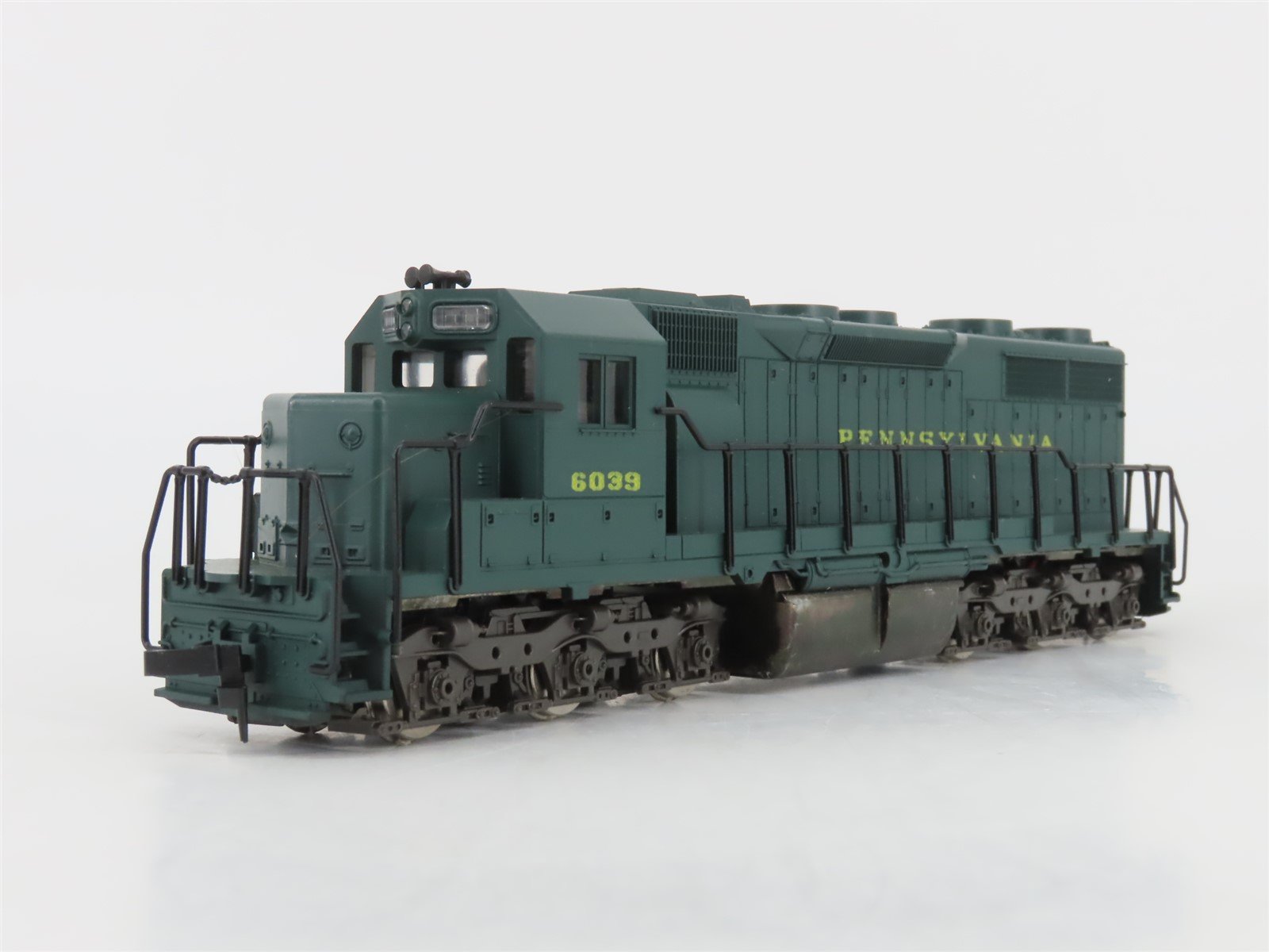 HO Scale Atlas 7012 PRR Pennsylvania EMD SD35 Diesel Locomotive #6039