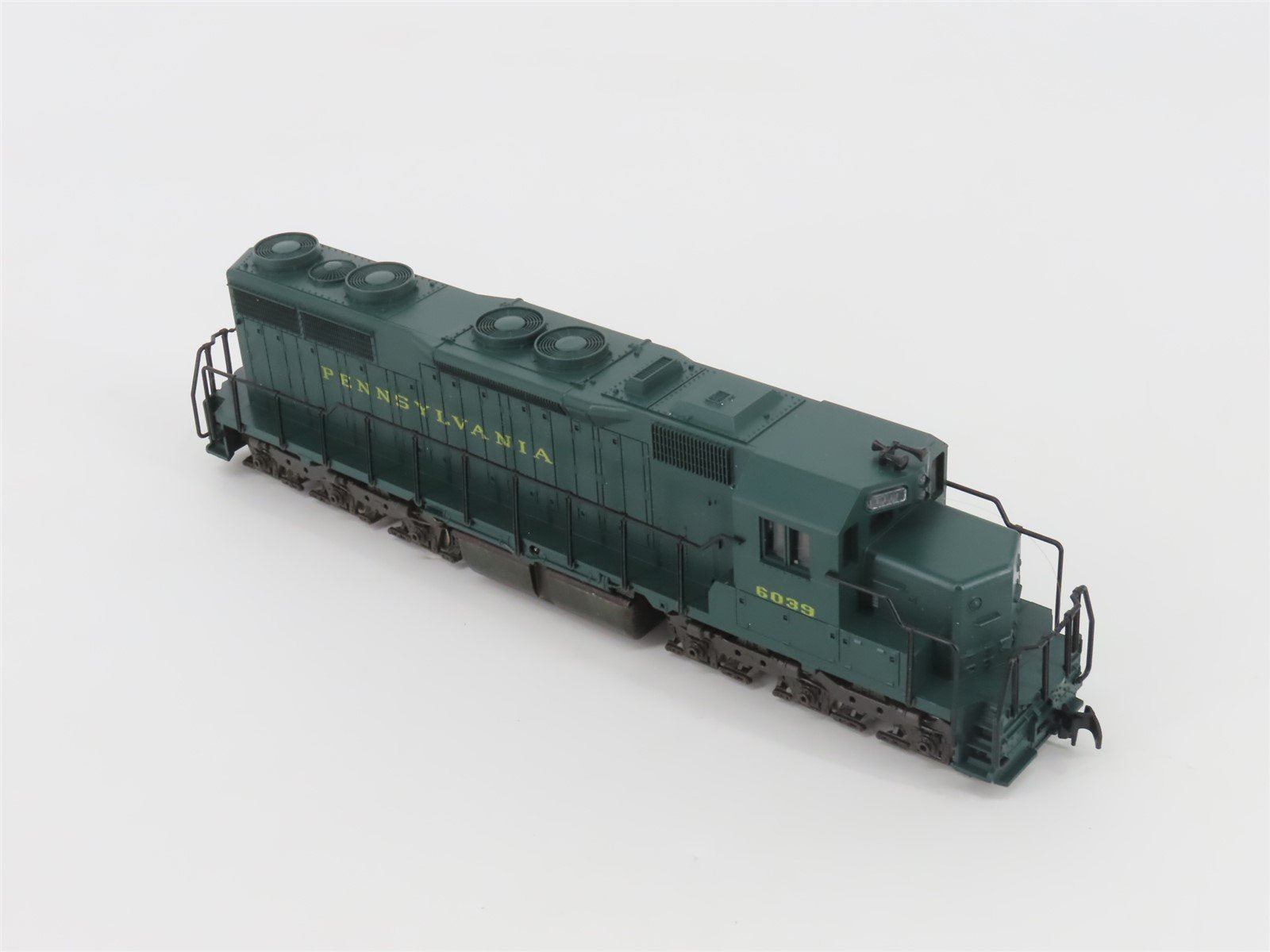 HO Scale Atlas 7012 PRR Pennsylvania EMD SD35 Diesel Locomotive #6039