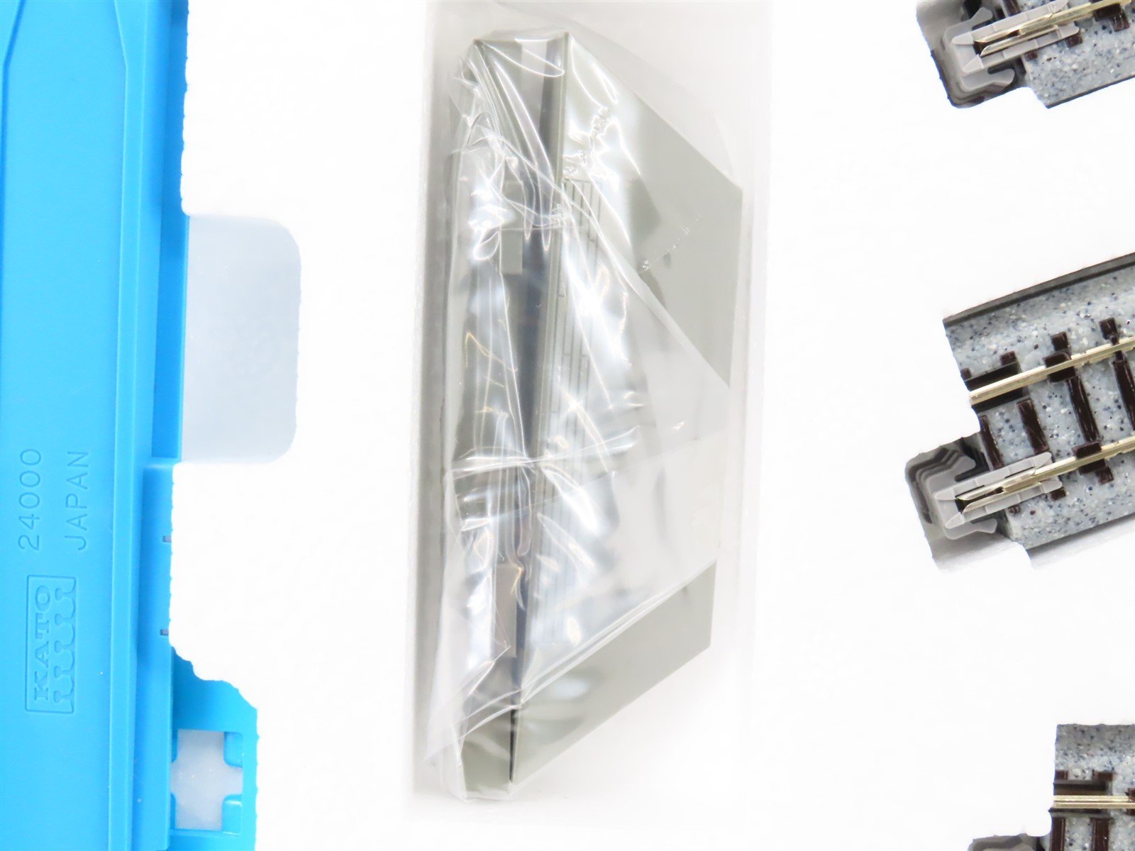 N Scale Kato 20-865-1 Outer Oval Variation 6 Starter/Master 1 Unitrack Set