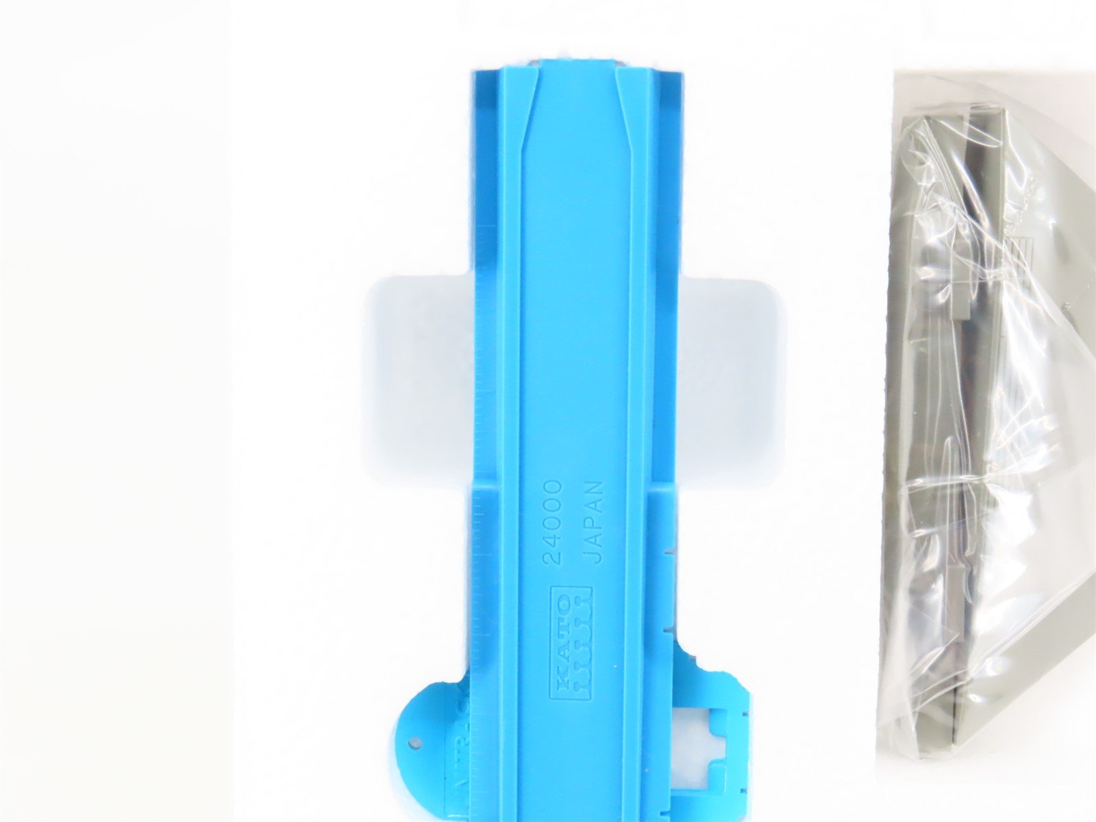 N Scale Kato 20-865-1 Outer Oval Variation 6 Starter/Master 1 Unitrack Set