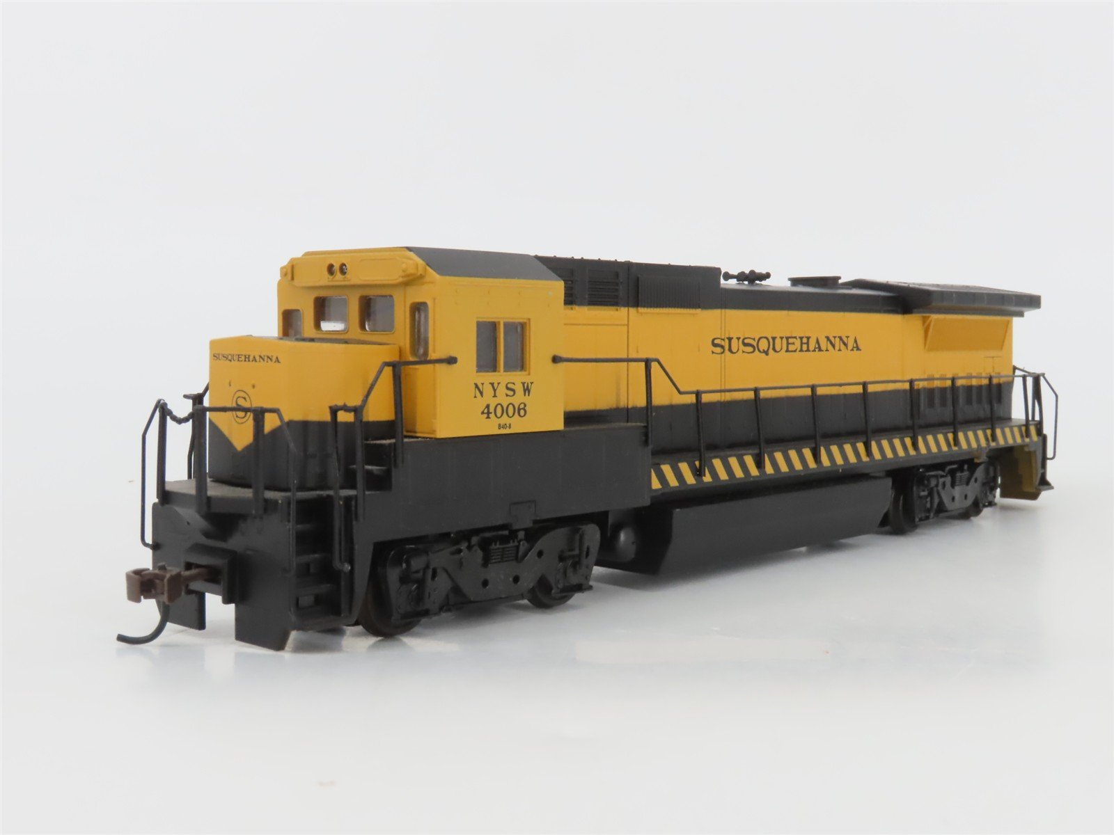 HO Scale Walthers NYSW Susquehanna GE Dash 8-40B Diesel #4006 w/ DCC